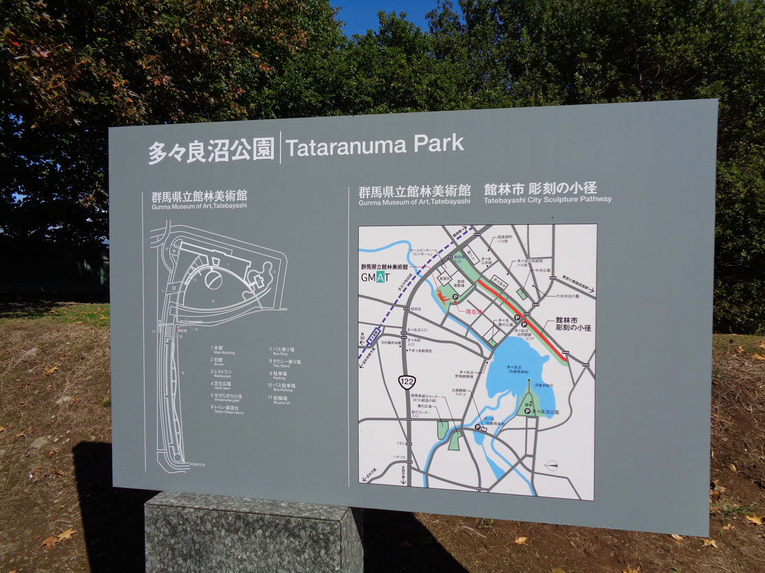 周辺の地図看板を通り過ぎます。
