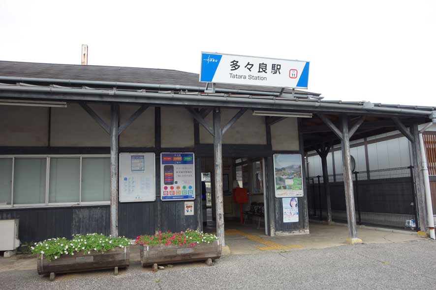 館林美術館へは、東武伊勢崎線館林駅から太田方面へ1駅の多々良駅から徒歩20分ほどです。